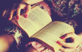 ragazza libro